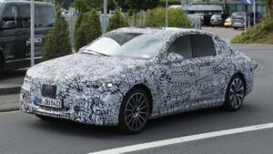メルセデス新型EクラスEV、ついに市販型ライト判明。EQEの後継は「普通のEクラス」に戻る?