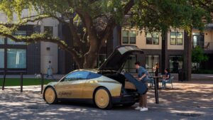 ハンドルもペダルもないクルマが公道へ。テスラ「Cybercab」正式始動、完全自動運転時代の幕開けか