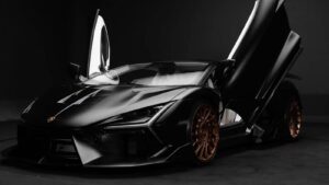 ランボルギーニ Revueltoが“ダークナイト”化、漆黒のワイドボディ「Voltoro V1」登場