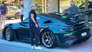 F1王者ランド・ノリス、モナコでポルシェ911 GT3 RSをドライブ|グリーン×ゴールドの鮮烈な一台