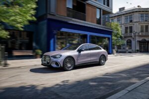 メルセデス、新型「C 300 4MATIC electric」を追加。電動Cクラスが約85万円安くなるも依然として高価格