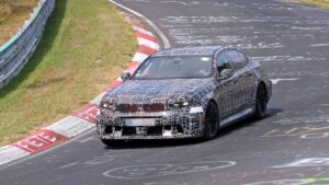 BMW M5が早くも大胆な顔面刷新へ 2028年型の新デザインをニュルブルクリンクで目撃