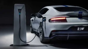 アストンマーティン、初のEVを2033〜2035年まで延期へ。V8・V12は「2035年まで」生き残る